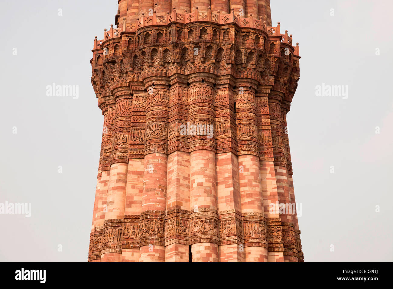 Calligraphie islamique du Qutb Minar, complexe Qutb, Site du patrimoine mondial de l'UNESCO à New Delhi, Inde, Asie Banque D'Images