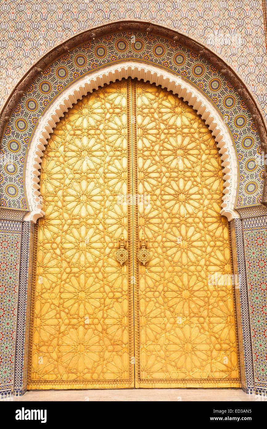 Les portes d'or. La grande entrée du Palais Royal de Fès. La ville de Fès.  Le Maroc. L'Afrique du Nord. Afrique du Sud Photo Stock - Alamy