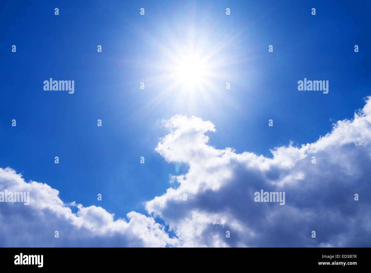 Le soleil nuages sur un ciel bleu Banque D'Images