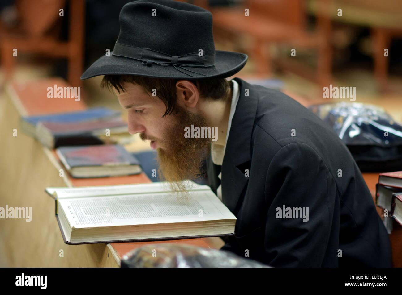 Hassidique Loubavitch student Talmud à leur siège et la synagogue au 770 Eastern Parkway à Brooklyn, New York. Banque D'Images
