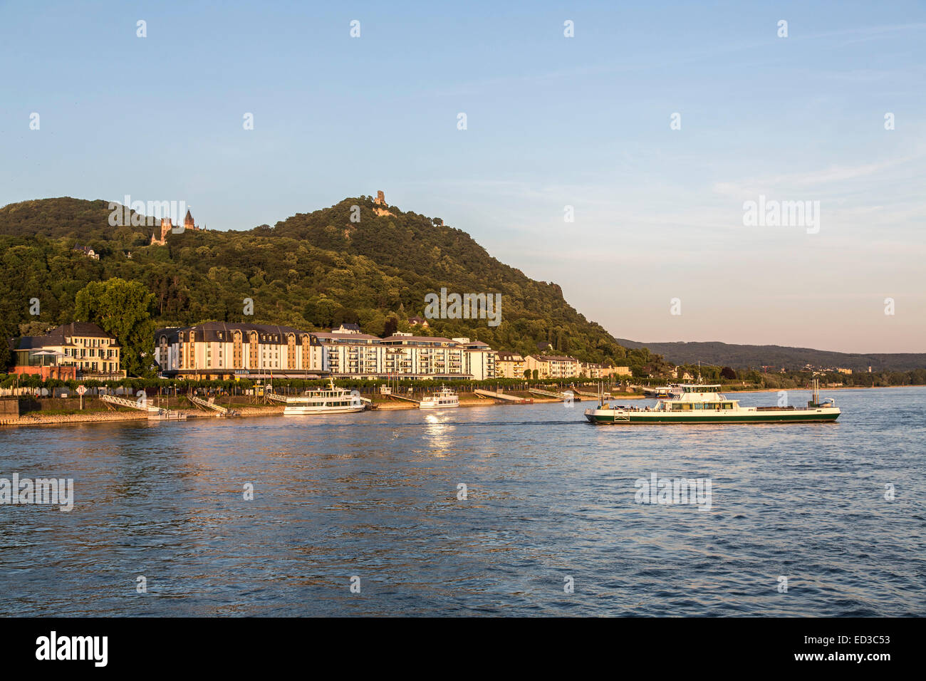 Rhin à Königswinter, sept montagnes, château château château Drachenfels Dragon, car-ferry, Banque D'Images