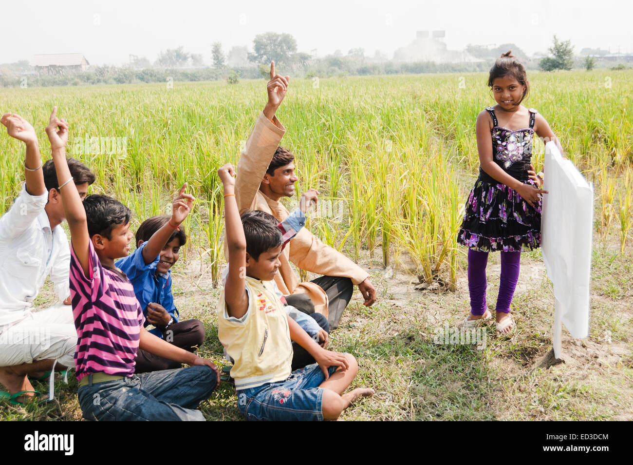 Les agriculteurs ruraux et les enfants indiens montrant Message Board Banque D'Images