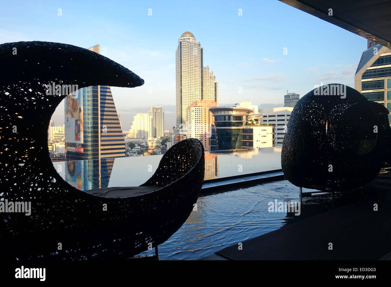 Vue du 14e étage de chaises longues à la piscine, l'Eastin Grand Hotel Sathorn, Bangkok, Thaïlande skyline. Banque D'Images