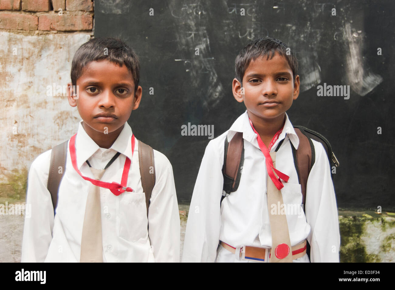 2 Les enfants ruraux indiens les étudiants de l'école de garçons Banque D'Images
