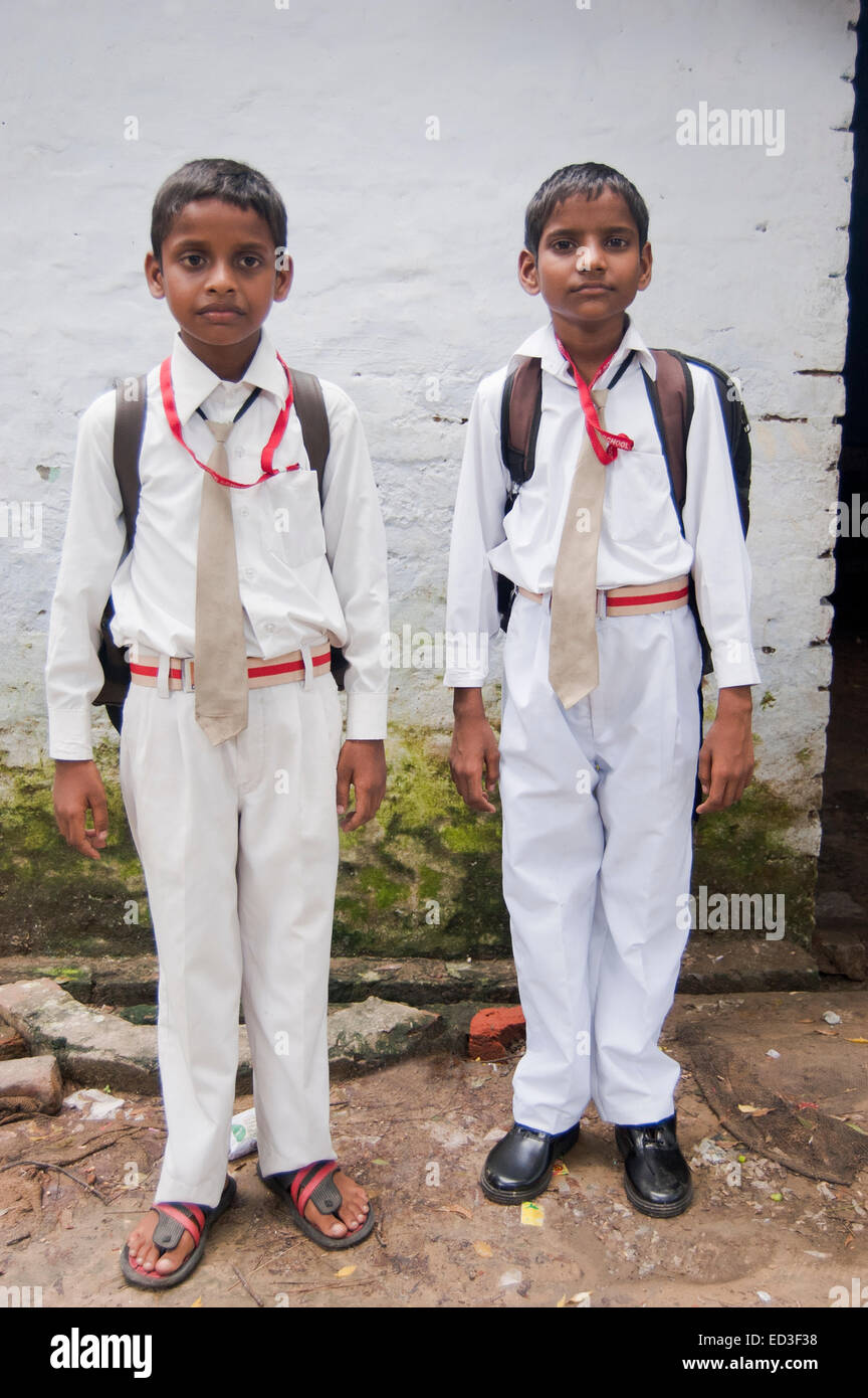 2 Les enfants ruraux indiens les étudiants de l'école de garçons Banque D'Images