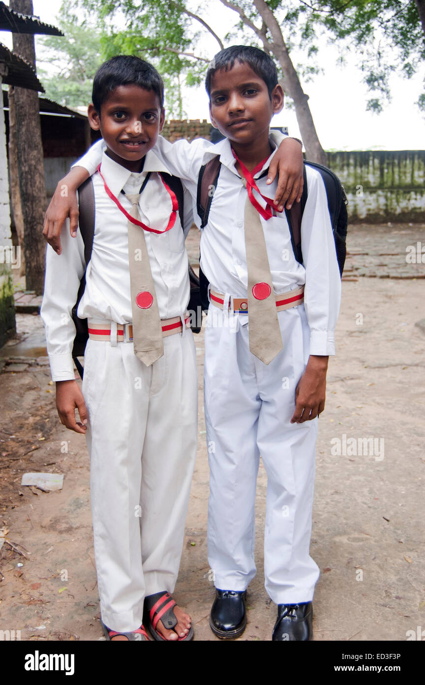 2 Les enfants ruraux indiens les étudiants de l'école de garçons Banque D'Images