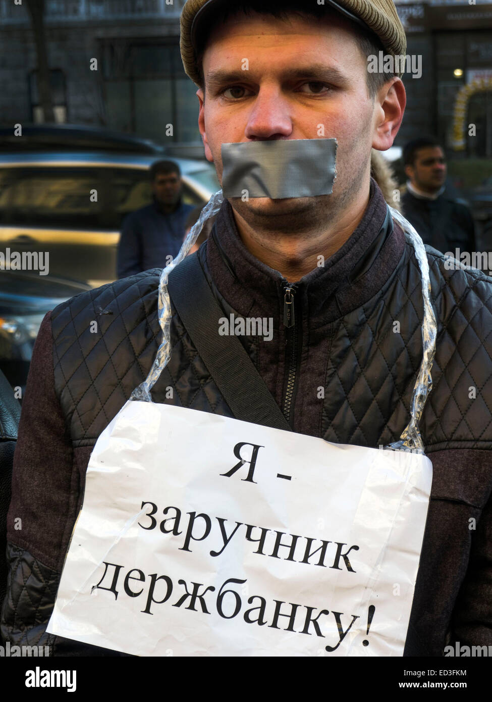 Kiev, Ukraine. Dec 25, 2014. Jeudi 25 décembre, en 2014, près de la ville de Kiev Administration d'Etat a tenu plusieurs rassemblements. Parmi les manifestants sont des enseignants locaux, d'affaires, d'activistes. Une partie des manifestants exigent d'effectuer des paiements de salaires à travers "Oschadbank", elles chantent 'Klitschko, nous libérer du joug de la banque." Les employés des organisations budgétaires exigent le paiement des arriérés de salaires. Crédit : Igor Golovnov/Alamy Live News Banque D'Images