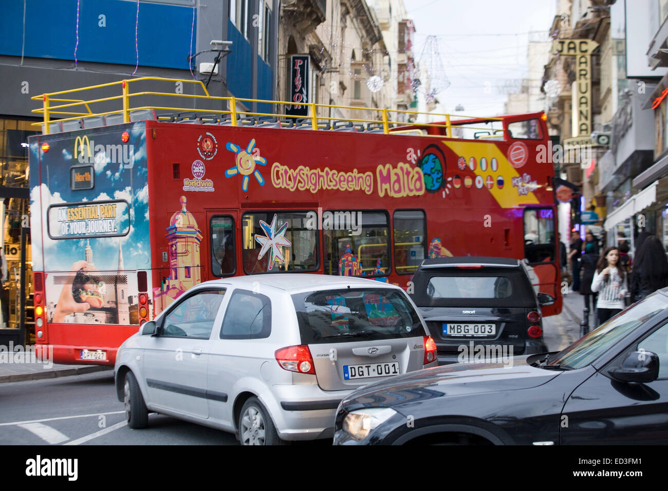 Visites Tour Bus Malte Holding up le trafic Banque D'Images