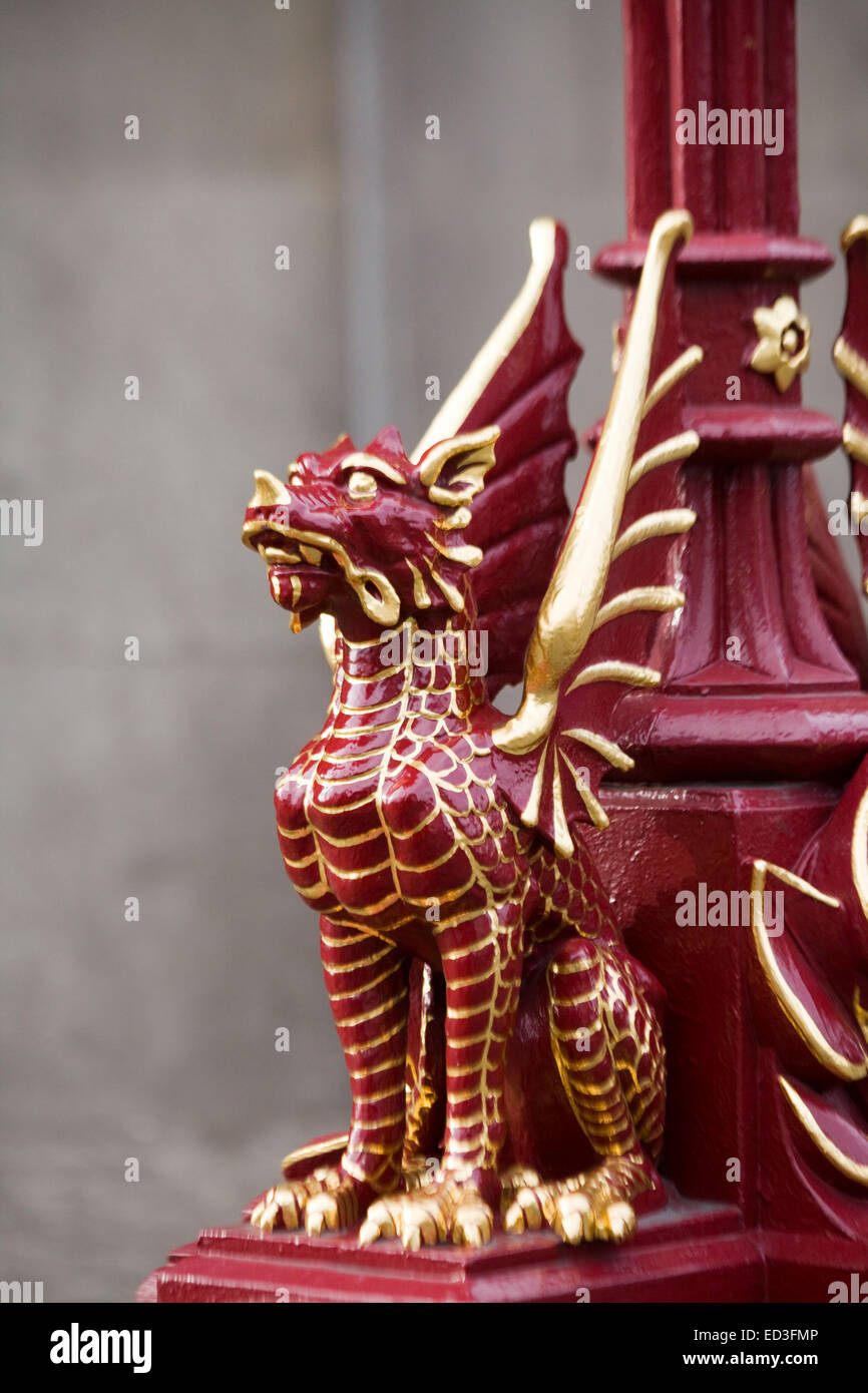 Dragons Rouges sur HOLBORN VIADUCT Bridge Londres Banque D'Images