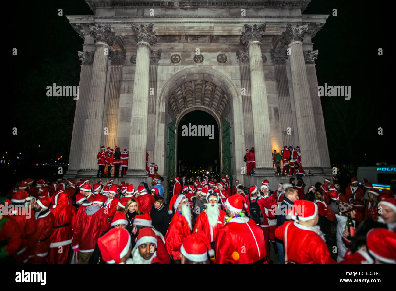 Santacon 2014 Colore photographie d'événement. Capture de l'arche de Wellington à Hyde Park Corner entouré par des centaines de pères Noël. Banque D'Images