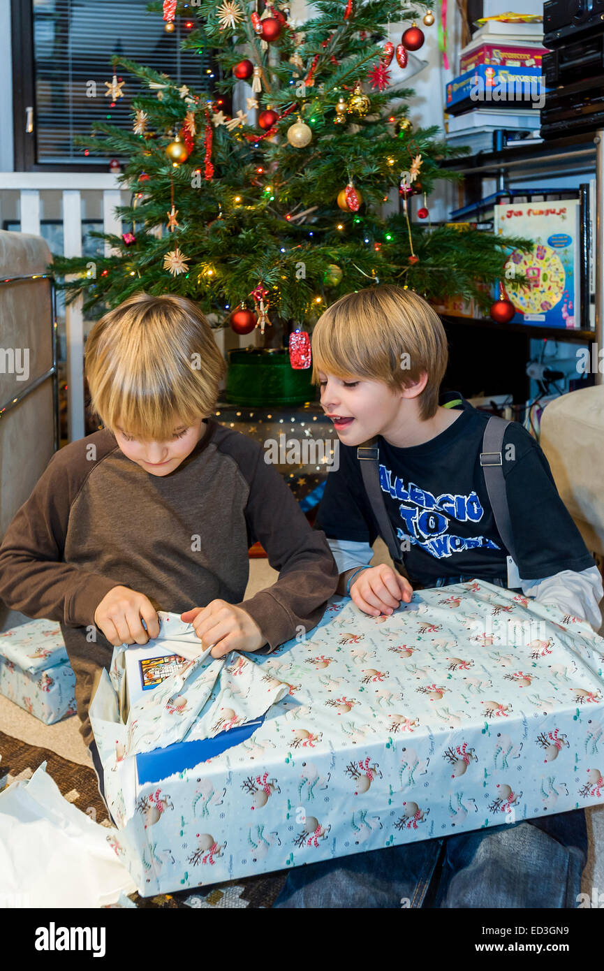 Deux frères le déballage des cadeaux de Noël Banque D'Images