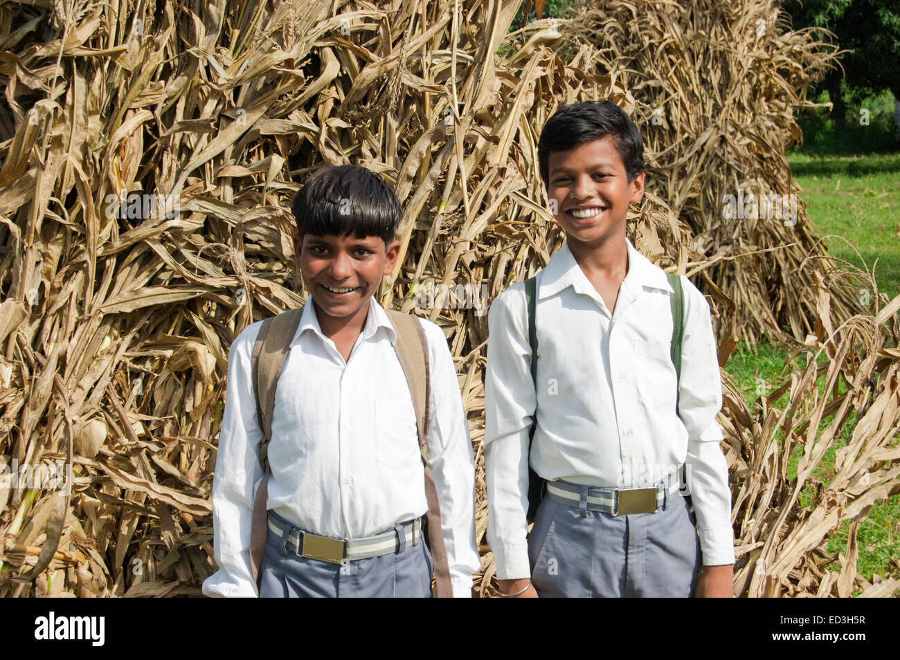 2 Étudiants de l'école les enfants ruraux indiens la ferme fun Banque D'Images