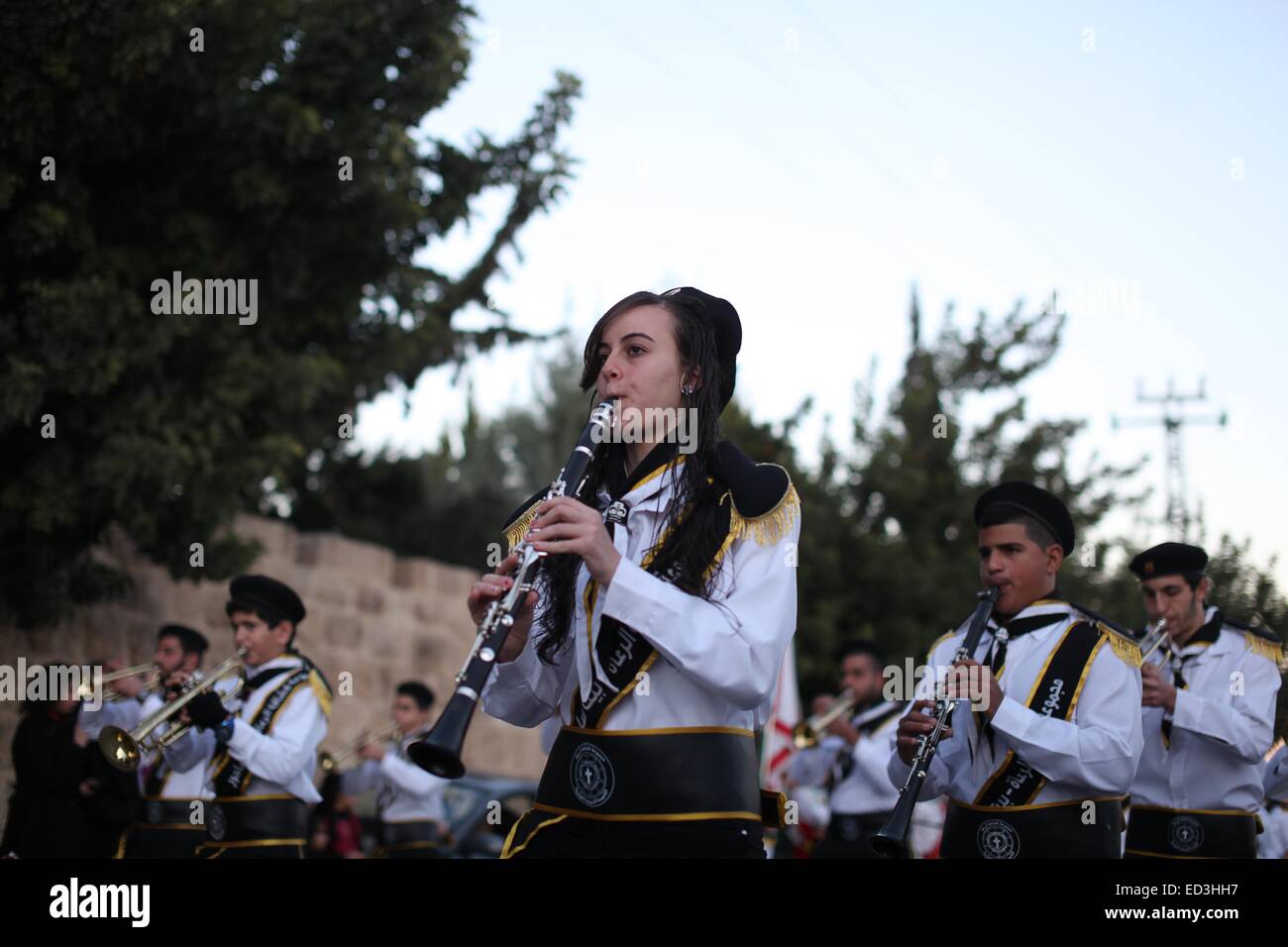 Bethléem. Dec 25, 2014. Les scouts palestiniens effectuer au cours de la cérémonie annuelle de l'allumage des bougies sur le jour de Noël dans la ville cisjordanienne de Beit Sahour, près de Bethléem le 25 décembre, 2014. © Luay Sababa/Xinhua/Alamy Live News Banque D'Images