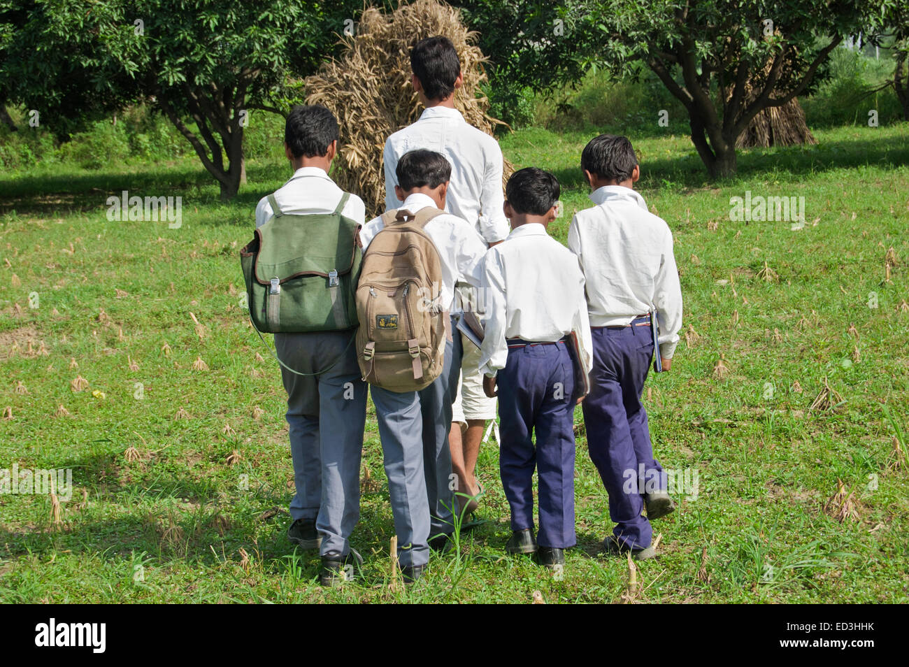 Les élèves des écoles rurales indiennes les enfants de l'école va Banque D'Images