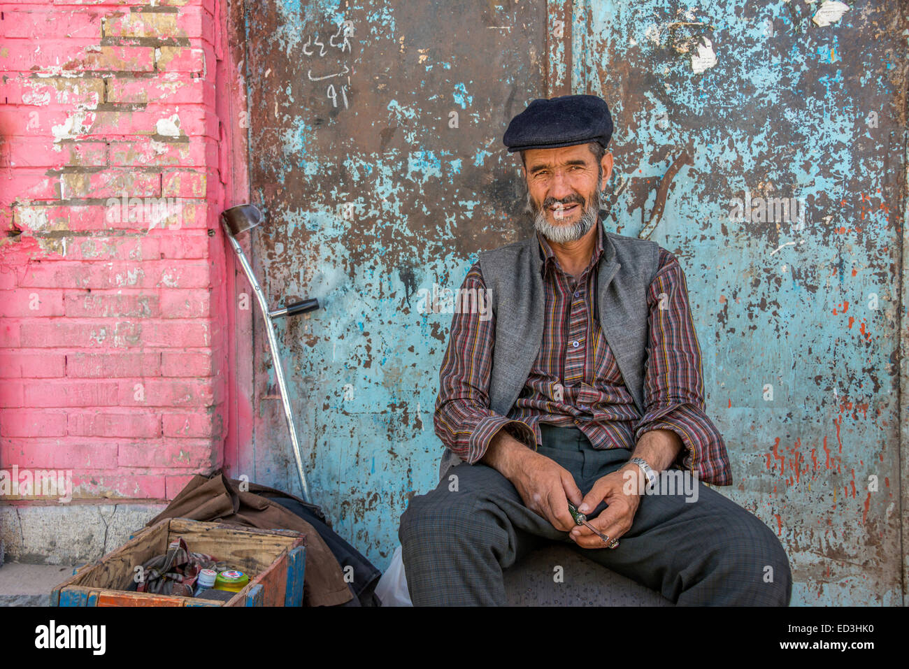 Homme afghan travaillant comme handiman dans la ville de Kerman, Iran Banque D'Images