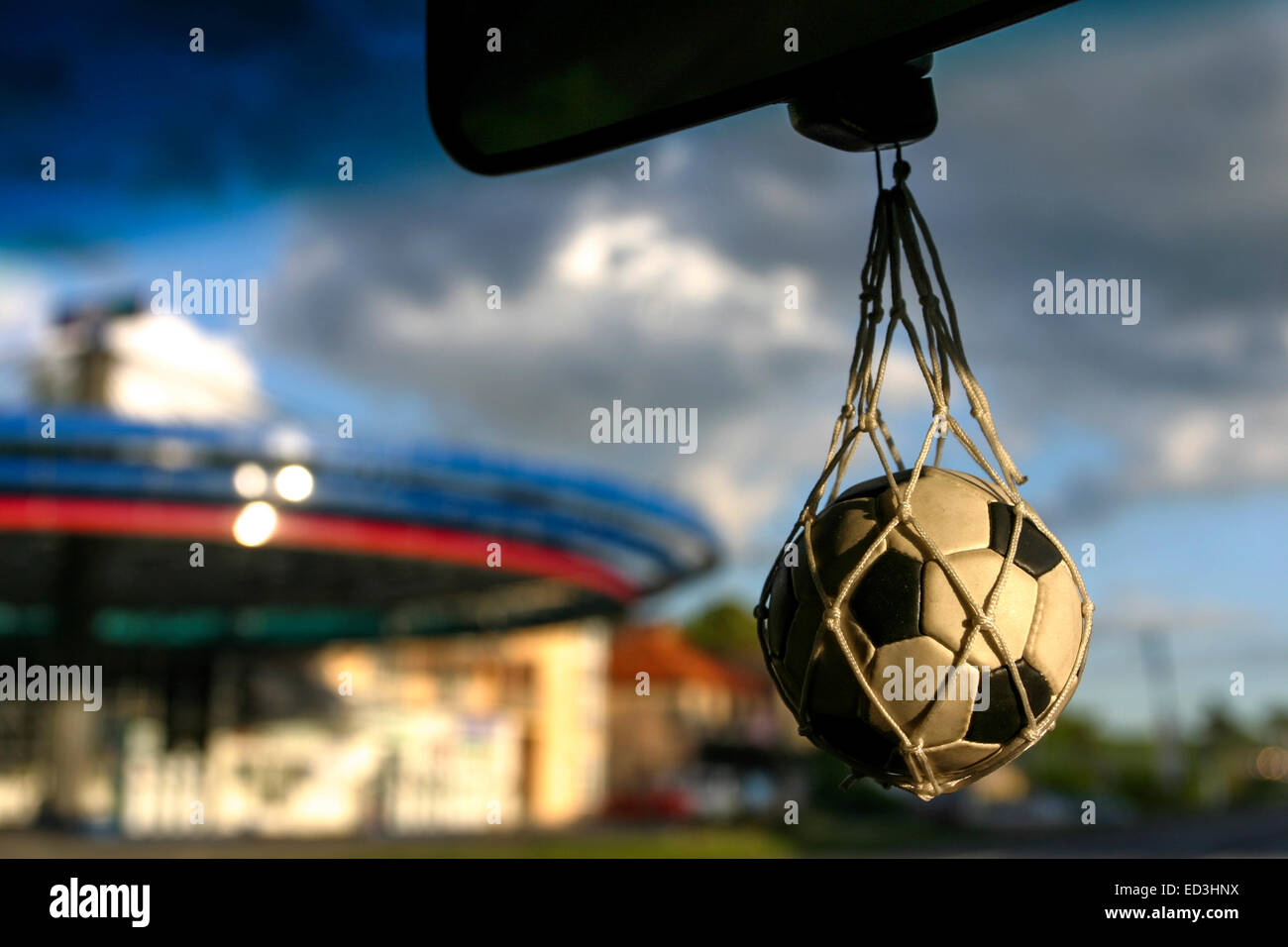 Ballon de football Talisman suspendu sur la voiture de rétroviseur, chance Banque D'Images