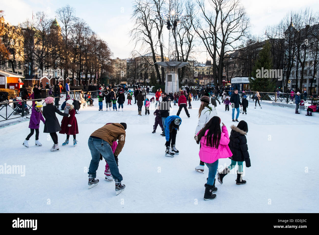 Les gens sont le patinage et jouer dans le centre-ville d'Oslo dans une froide journée d'hiver ensoleillée. Banque D'Images