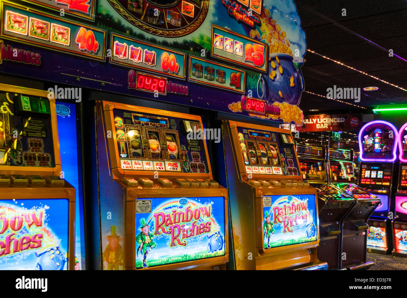 Des lumières multicolores de machines à sous à l'intérieur d'une salle de jeux électroniques Banque D'Images