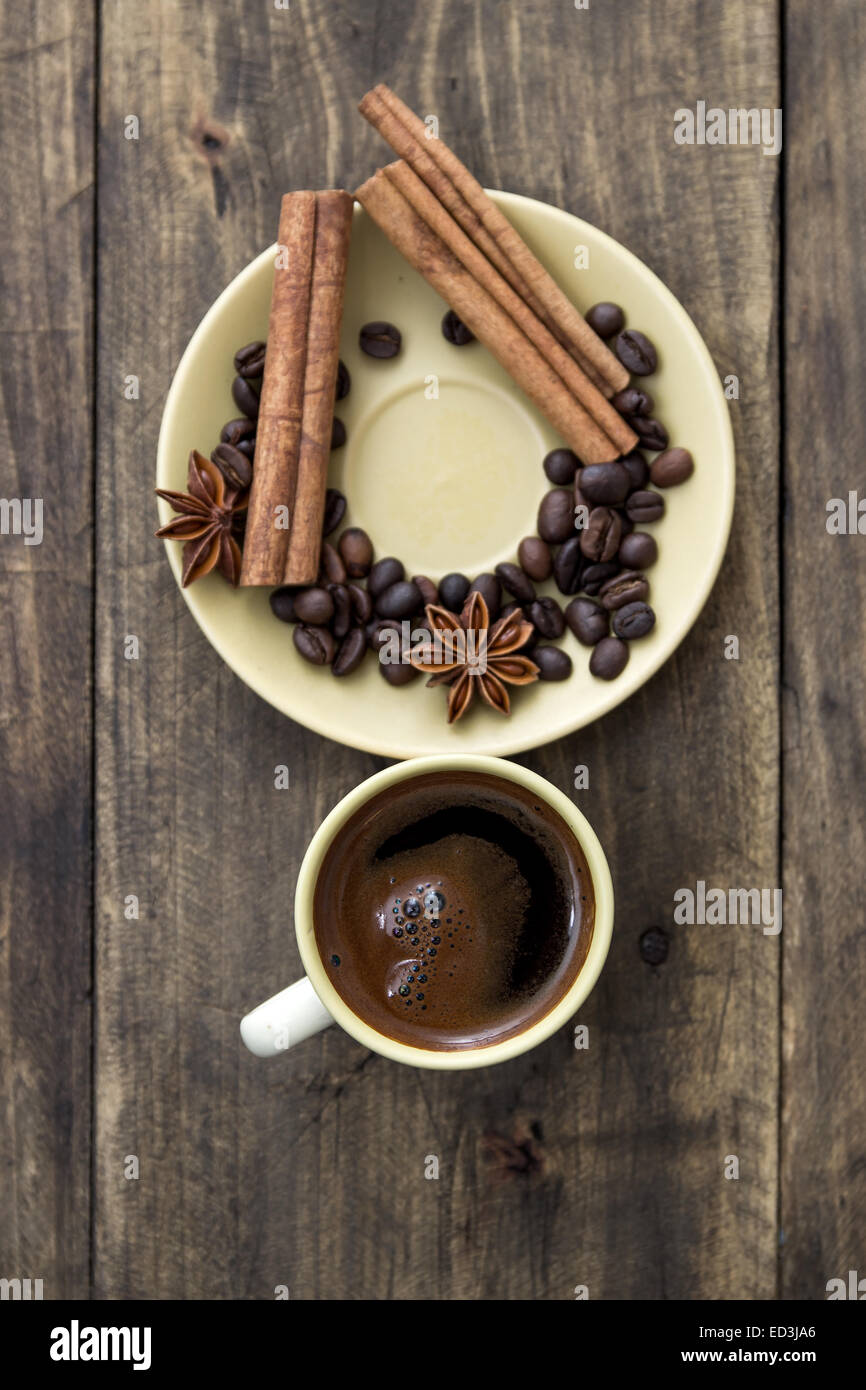 Tasse de café avec des bâtons de cannelle sur le bois, style rustique Banque D'Images