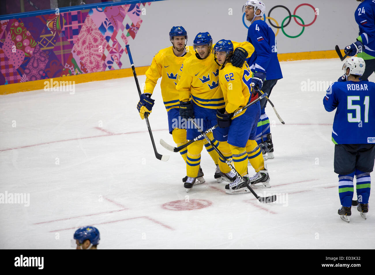 La Suède l'équipe célèbre au cours de la Suède contre la Slovénie match aux Jeux Olympiques d'hiver de Sotchi en 2014, Banque D'Images