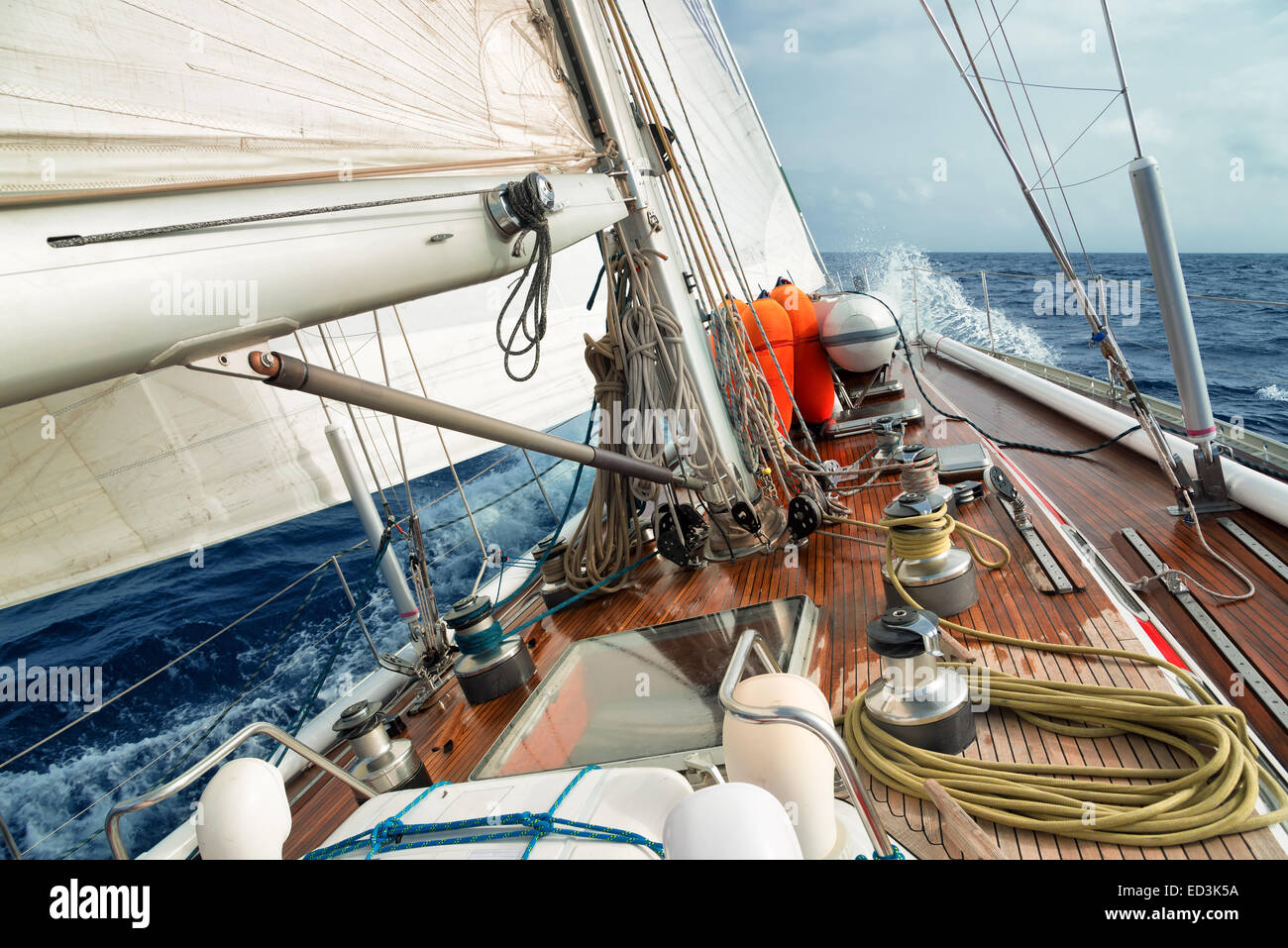 Bateau à voile dans l'océan Banque D'Images