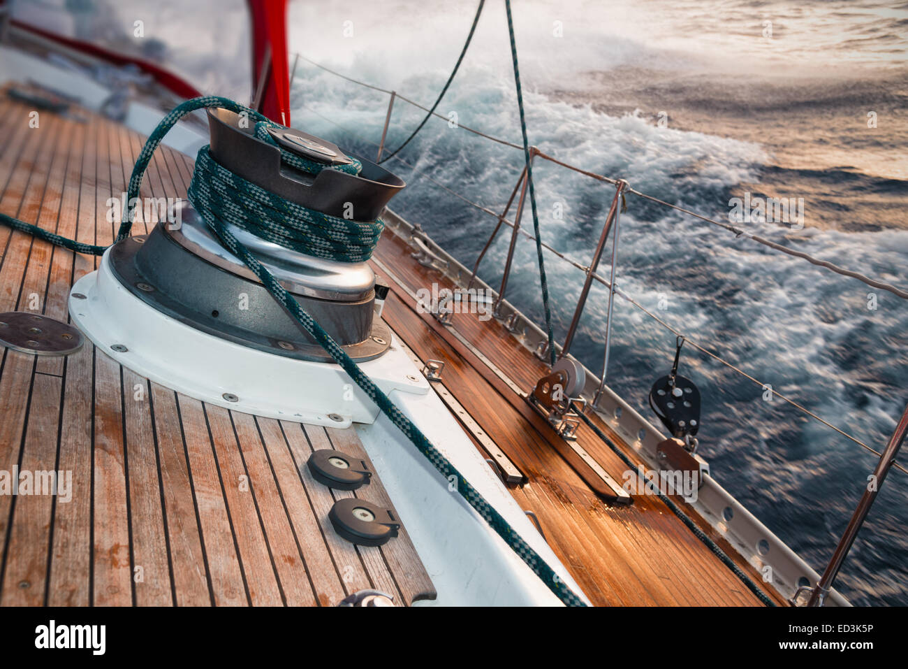 Bateau à voile sous la tempête, détail sur le treuil Banque D'Images