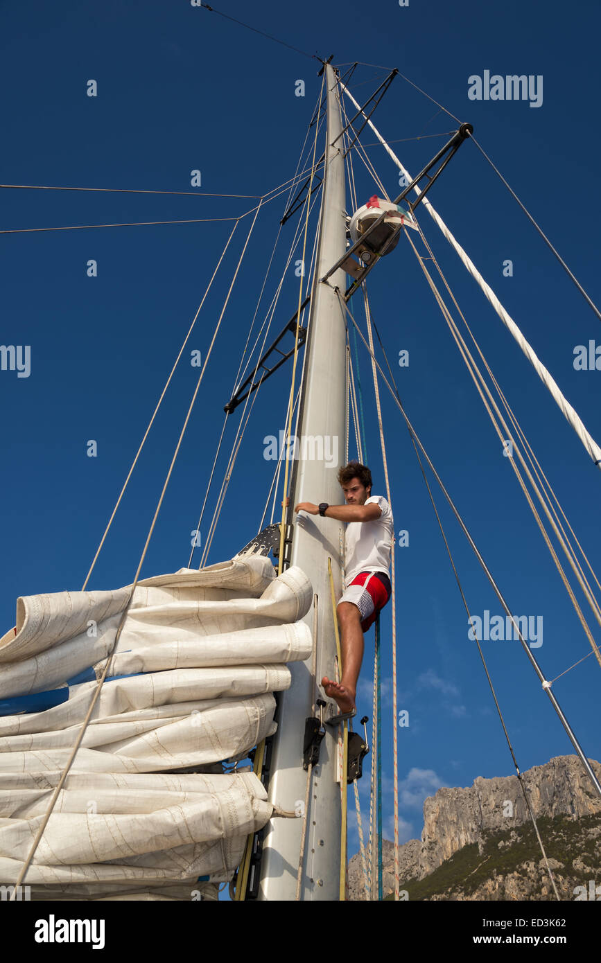 Jeune homme travaillant sur la voile de bateau, vie active, l'été sport concept Banque D'Images