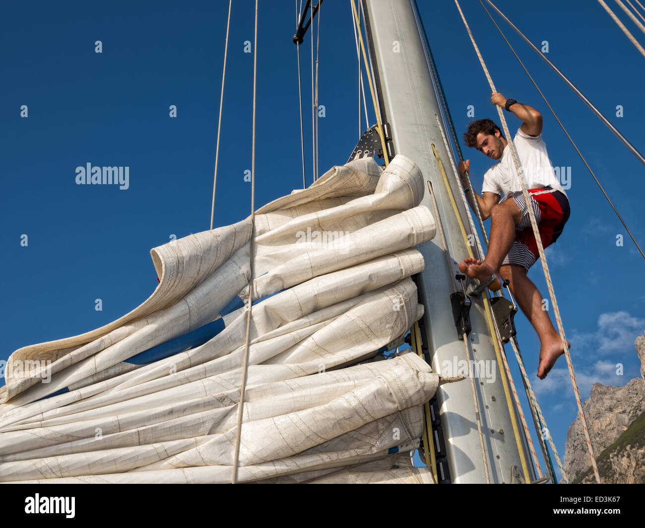 Jeune homme travaillant sur la voile de bateau, vie active, l'été sport concept Banque D'Images