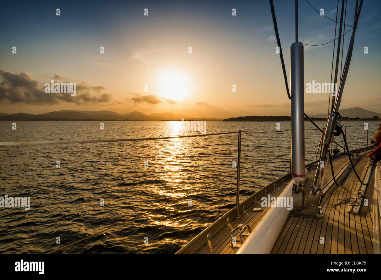 Coucher du soleil sur la mer de la voile Voile Banque D'Images