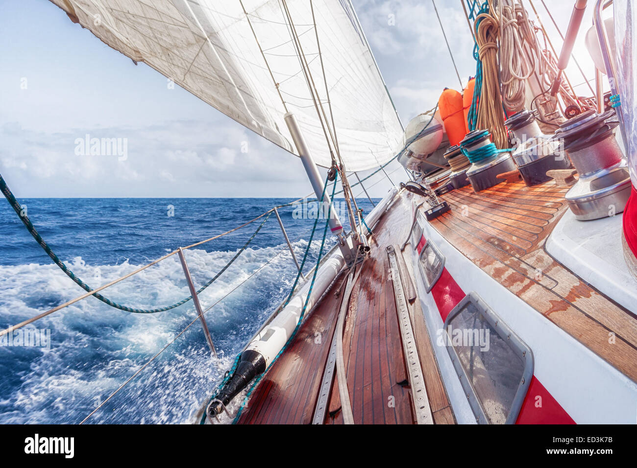 Bateau à voile naviguant sur les vagues Banque D'Images