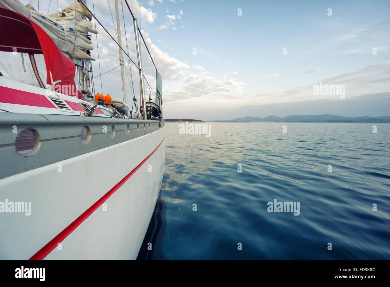 Coucher du soleil sur la mer de la voile Voile Banque D'Images