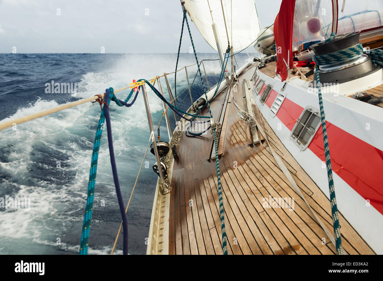 Bateau à voile naviguant sur les vagues Banque D'Images