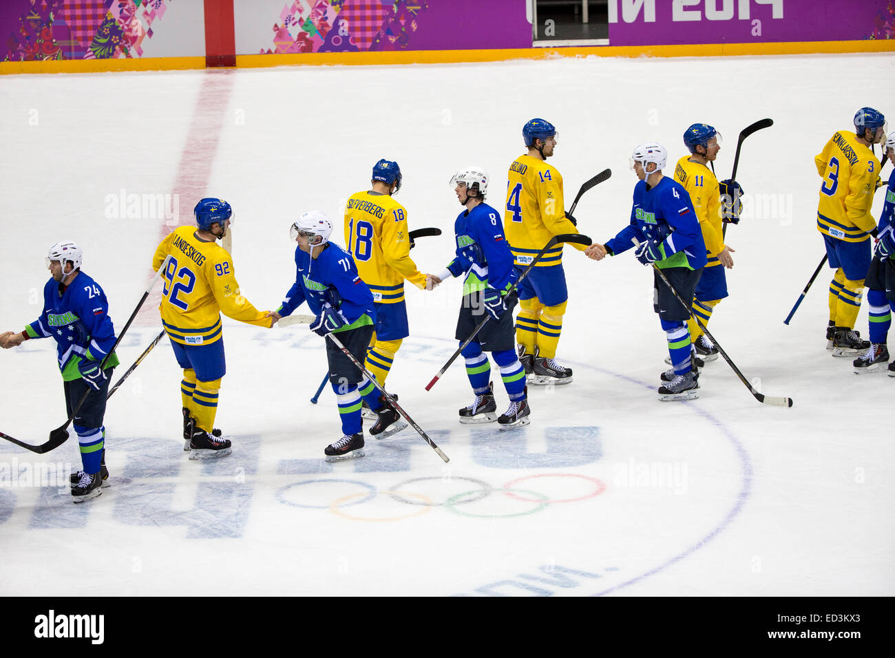 Poignée de l'équipe à la fin de la Suède contre la Slovénie match aux Jeux Olympiques d'hiver de Sotchi en 2014, Banque D'Images