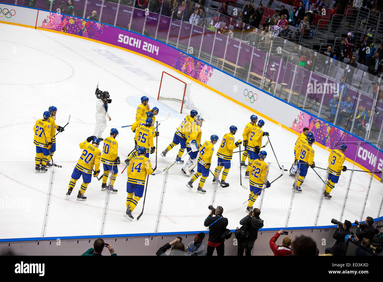 La Suède l'équipe célèbre au cours de la Suède contre la Slovénie match aux Jeux Olympiques d'hiver de Sotchi en 2014, Banque D'Images