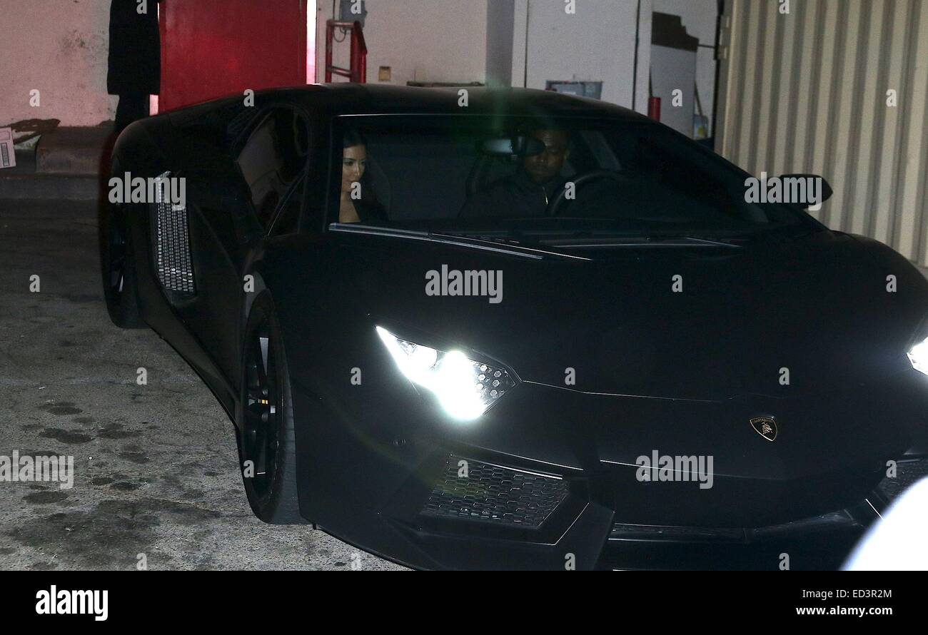 Kim Kardashian et Kanye West quitter Craig's restaurant à West Hollywood dans leurs 750 000 $ noir mat Lamborghini Aventador LP 700-4 comprend : Kim Kardashian, Kanye West Où : Los Angeles, California, United States Quand : 22 Juin 2014 Banque D'Images