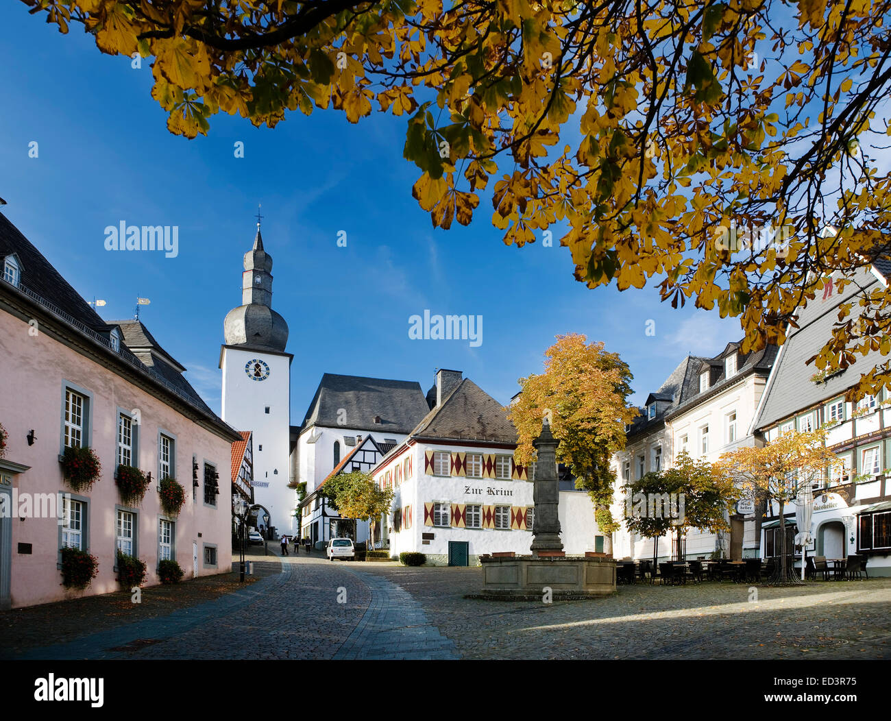 Rue Schlossstrasse, Alter Markt avec Georgsturm clocher, Arnsberg, Rhénanie du Nord-Westphalie, Allemagne, Europe, Schloss Banque D'Images