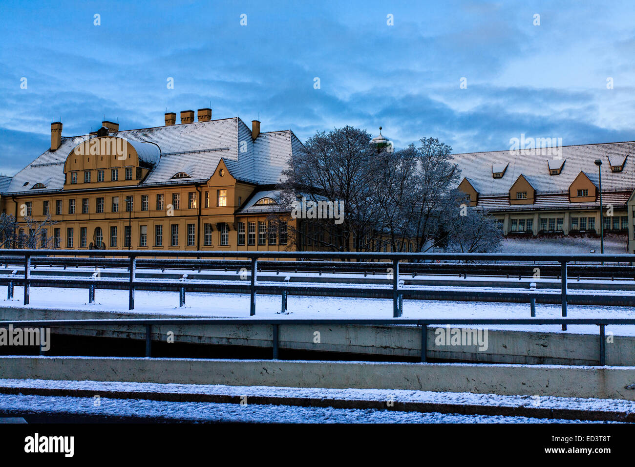 Munich, Bavière, Allemagne, le 26 décembre 2014. Le bureau de douane de Munich (Bureau) le lendemain au lever du soleil ; il a neigé pendant la nuit dans le sud de la Bavière en laissant une couche de transparent, blanc de neige. Chasse-neige ont déjà été à l'extérieur première chose à déblayer la route et chemin. Il n'y a plus de neige en prévision des prochains jours Credit : Hector Chapman/Alamy Live News Banque D'Images