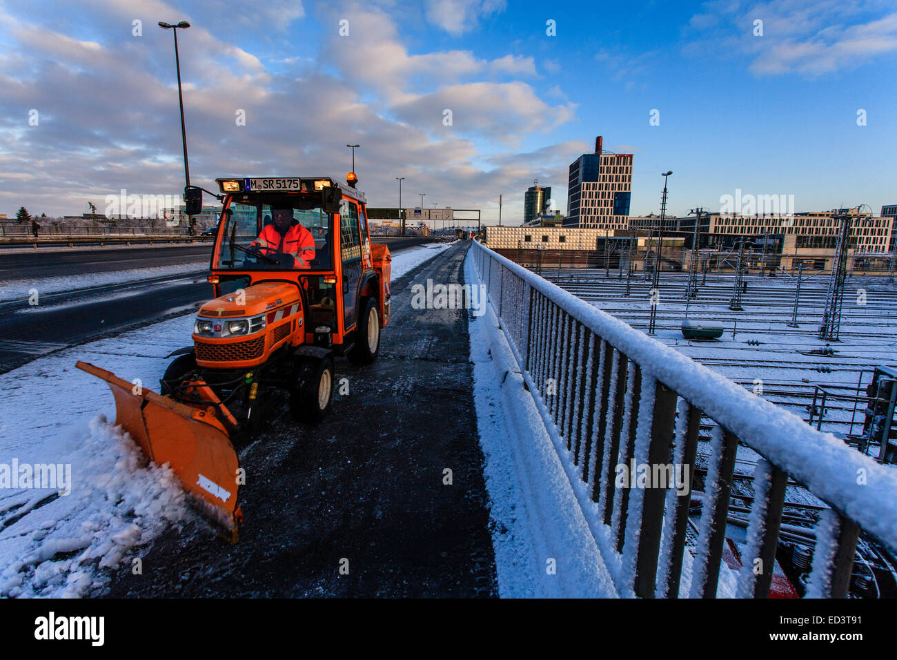 Munich, Allemagne, le 26 décembre 2014. Le lendemain au lever du soleil ; il a neigé pendant la nuit dans le sud de la Bavière en laissant une couche de transparent, blanc de neige. Chasse-neige ont déjà été à l'extérieur première chose à déblayer la route et chemin. Il n'y a plus de neige en prévision des prochains jours Credit : Hector Chapman/Alamy Live News Banque D'Images