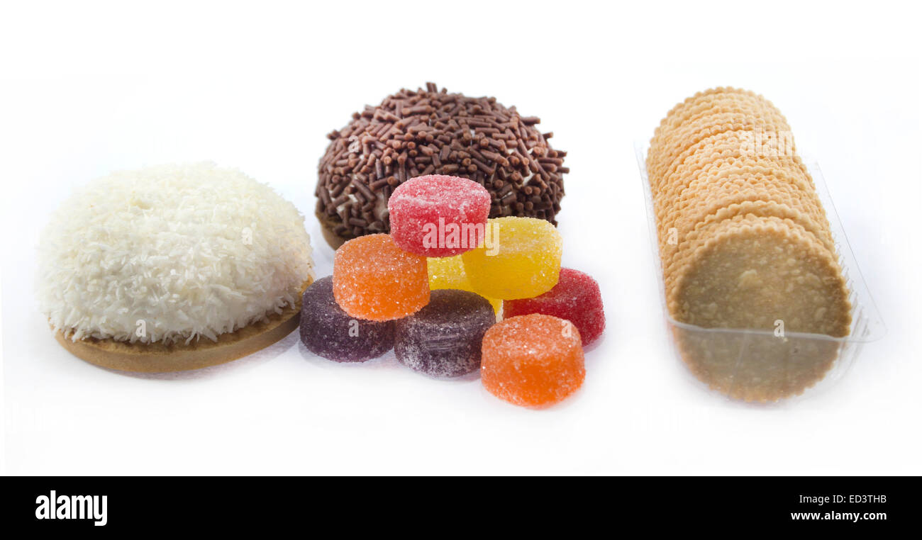 Collection de délicieux bonbons, biscuits et cookies sur un fond blanc . Banque D'Images