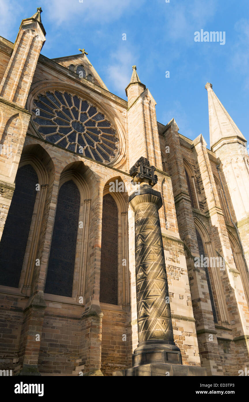 Mémorial de la première guerre mondiale et façade est de la cathédrale de Durham, ville de Durham au nord-est de l'Angleterre, Royaume-Uni Banque D'Images