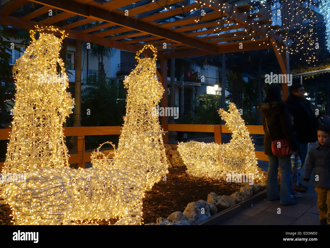 Crèche de Noël, lumières de Noël Décoration sur square, Fuengirola, Malaga, Espagne. Banque D'Images