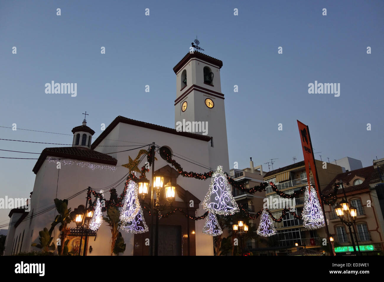 Les lumières de Noël Décoration de cloches avec église derrière, Fuengirola, Malaga, Espagne. Banque D'Images