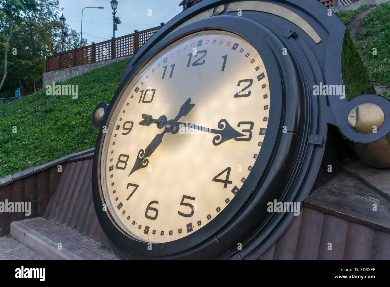 Horloge NBeautiful dans un jardin dans la ville de Kharkiv Banque D'Images