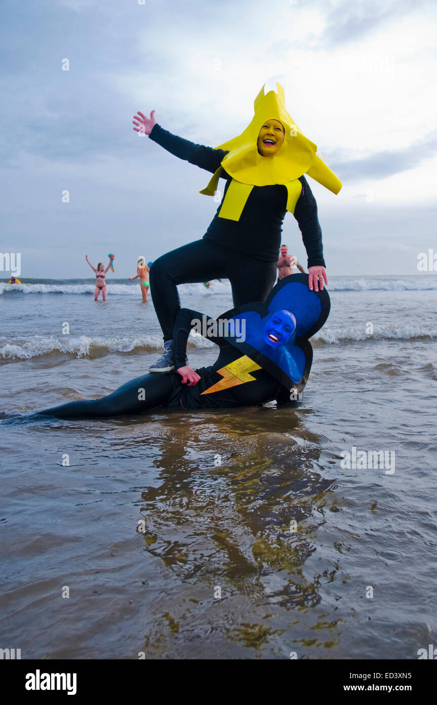 Habillés comme des collecteurs de symboles du temps de poser dans la mer du Nord dans le Club des Lions de Sunderland 40e édition annuelle de Dip Boxing Day Banque D'Images