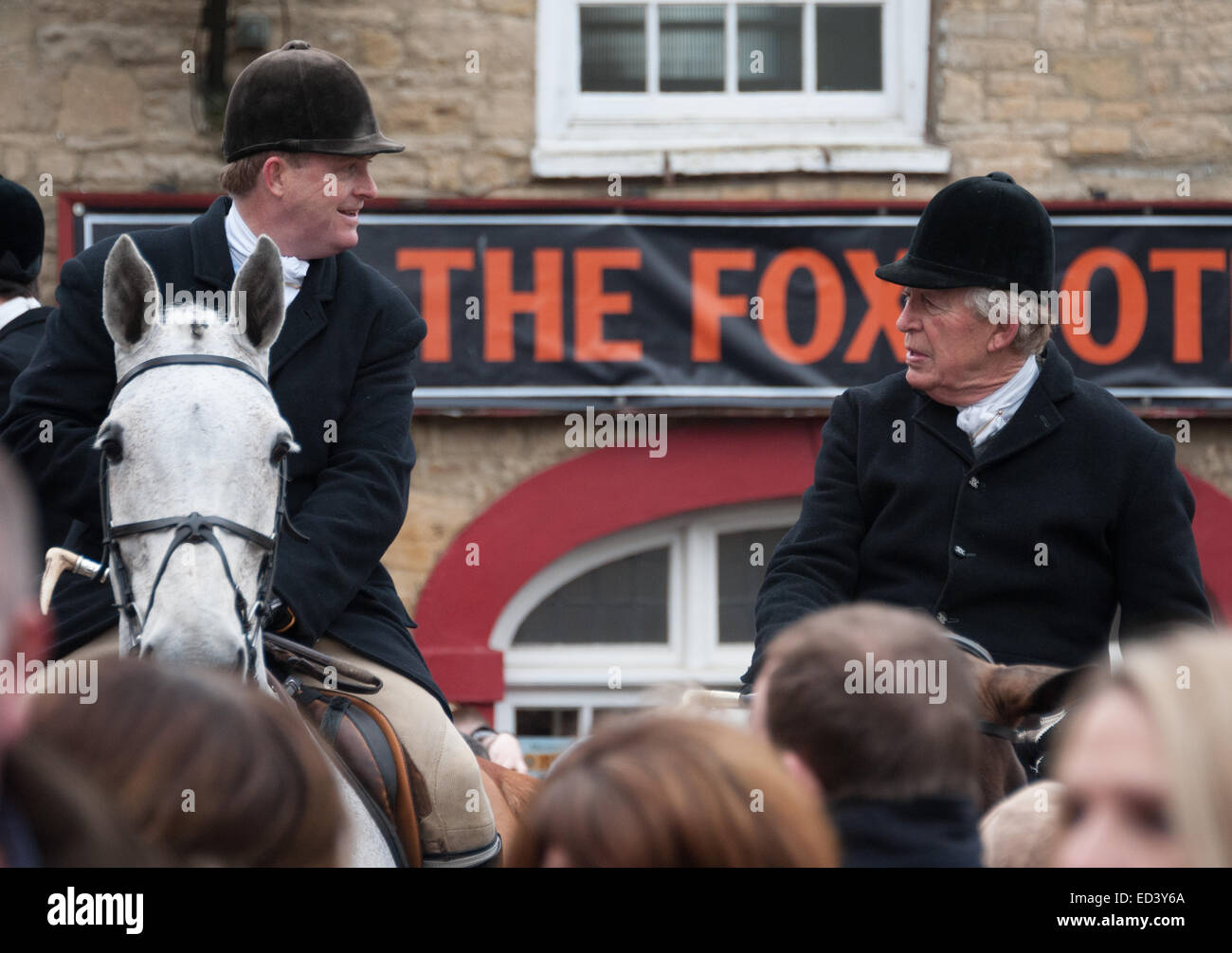 Chipping Norton, Oxfordshire. UK. 26 Décembre, 2014. Les membres de l'Heythrop Hunt se rassemblent pour le Boxing Day annuel de recherche de Chipping Norton, Oxfordshire. Autour d'un millier de personnes se sont rendues à regarder le Heythrop Hunt ride out pour leur assemblée annuelle le lendemain de la chasse. Cette importante rencontre a commencé avec les coureurs réunion en face de l'hôtel Fox.dons ont été recueillis à partir de la foule pour financer la poursuite de la lutte pour l'interdiction de chasse ont abrogé. Credit : Desmond Brambley/Alamy Live News Banque D'Images