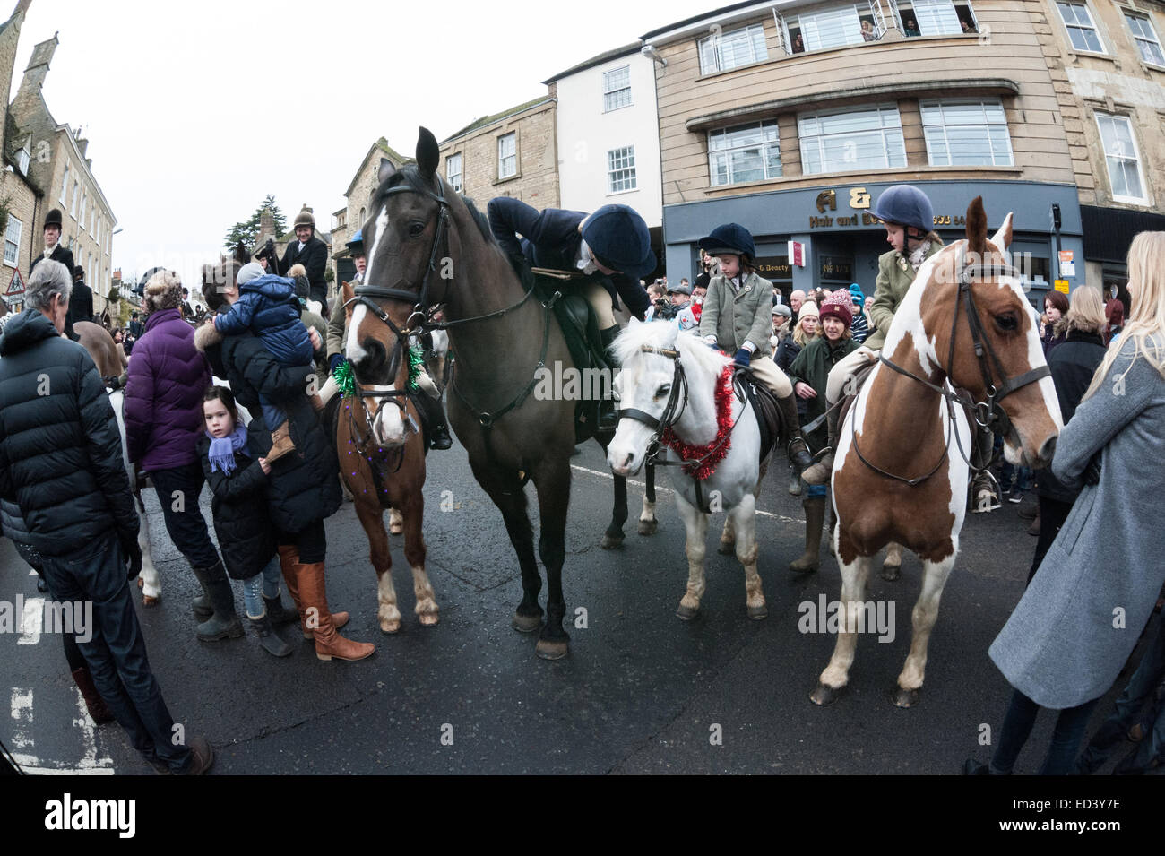 Chipping Norton, Oxfordshire. UK. 26 Décembre, 2014. Les membres de l'Heythrop Hunt se rassemblent pour le Boxing Day annuel de recherche de Chipping Norton, Oxfordshire. Autour d'un millier de personnes se sont rendues à regarder le Heythrop Hunt ride out pour leur assemblée annuelle le lendemain de la chasse. Cette importante rencontre a commencé avec les coureurs réunion en face de l'hôtel Fox.dons ont été recueillis à partir de la foule pour financer la poursuite de la lutte pour l'interdiction de chasse ont abrogé. Credit : Desmond Brambley/Alamy Live News Banque D'Images