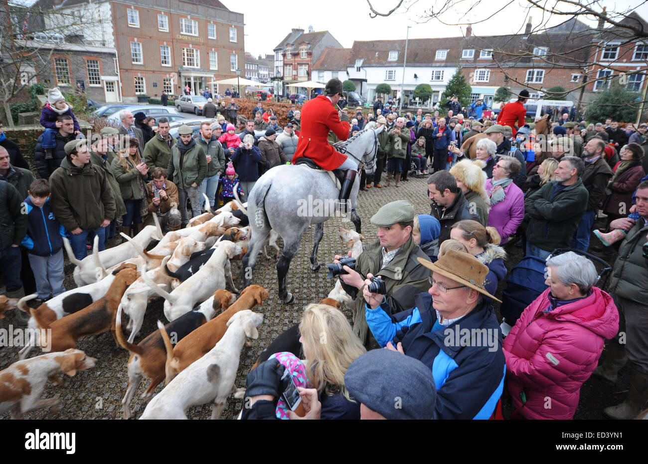 Blandford Forum, Dorset, UK. 26 Décembre, 2014. Portman Hunt foxhounds répondre à Blandford Forum, Dorset, pour leur rassemblement traditionnel le lendemain de Noël 26 décembre 2014 picured Charles Gundry maître de la chasse au phoque. Crédit : John Beasley/Alamy Live News Banque D'Images