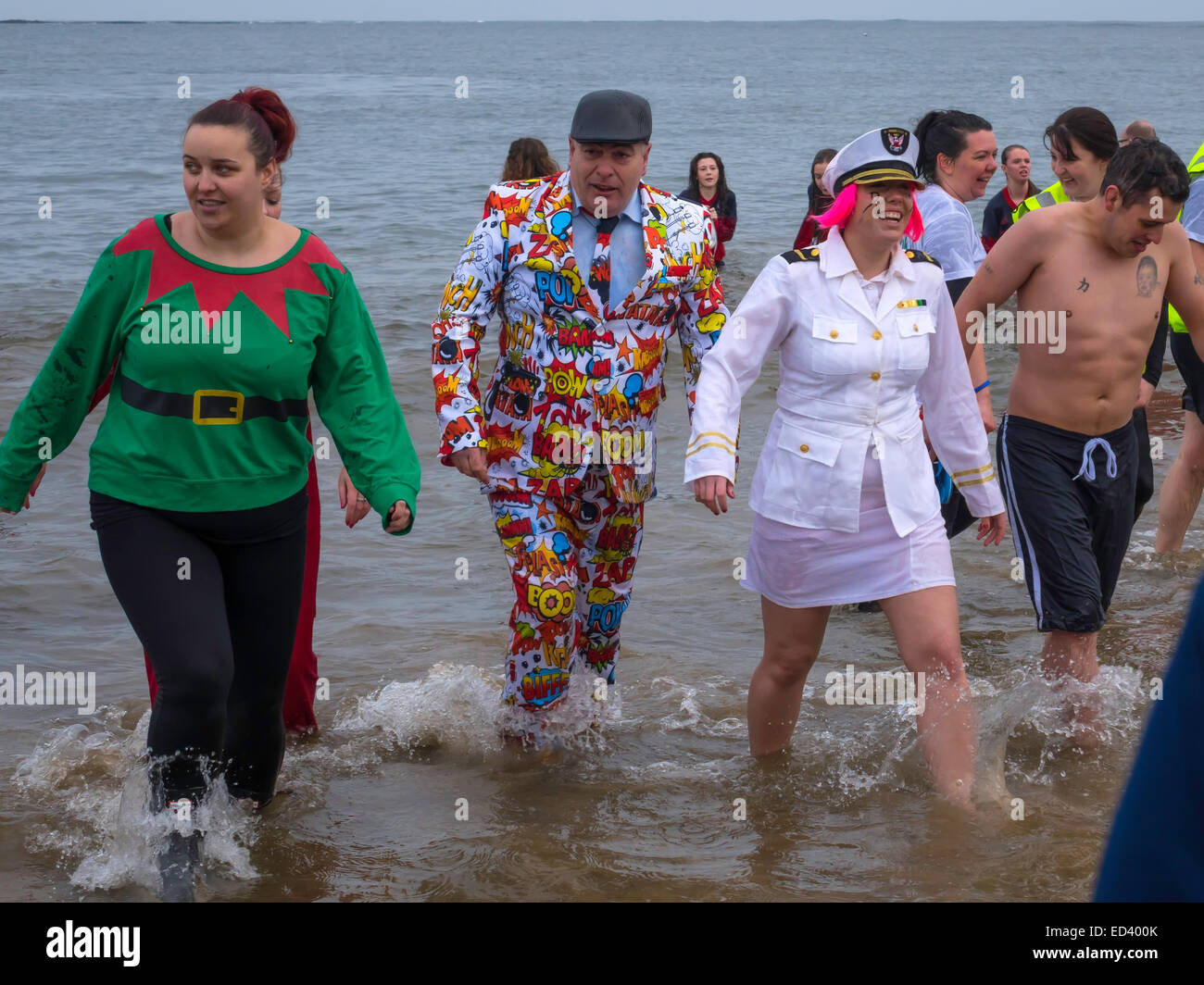 Les participants venant de la mer, dans le traditionnel Boxing Day charity 'Dip' à Redcar Cleveland UK 26 décembre 2014 Banque D'Images