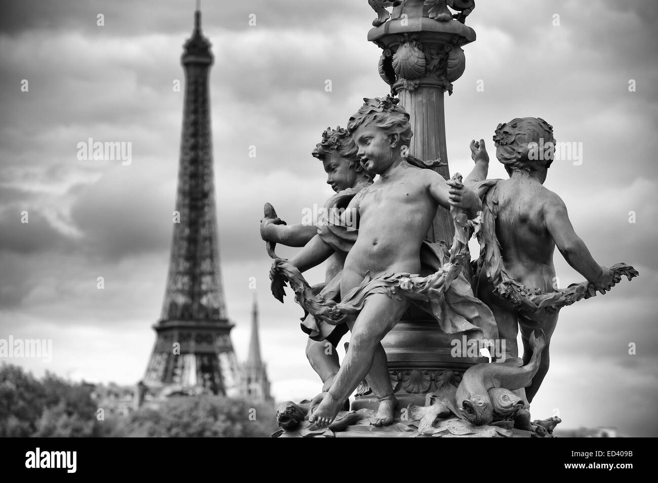 France Paris Le Pont Alexandre III pont des statues d'angelots sur lampe de rue avec la Tour Eiffel en noir et blanc Banque D'Images