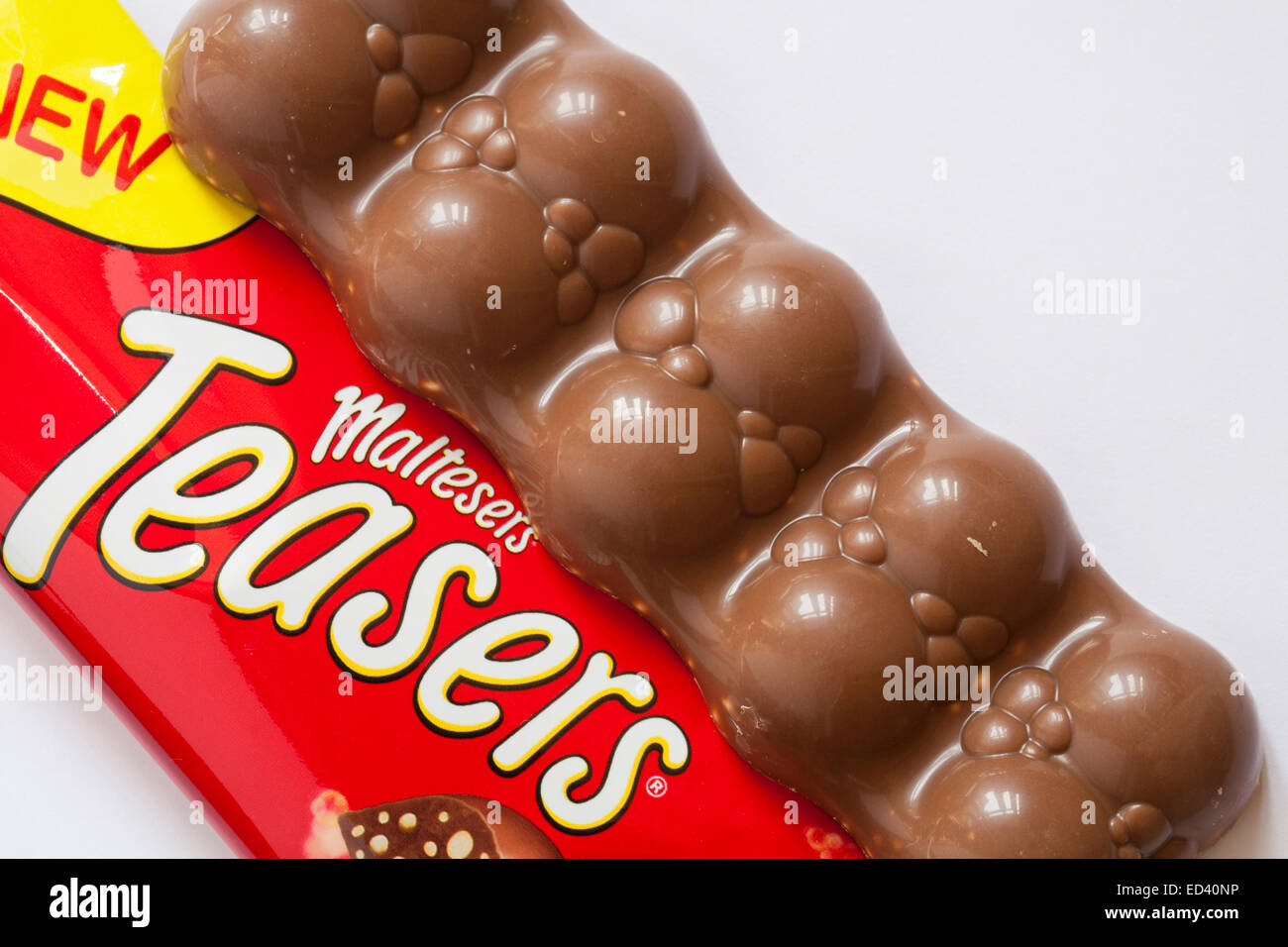 Nouvelles Maltesers réflexion chocolat avec contenu retiré situé sur fond blanc - pépites de chocolat au lait couvrant peu de miel Banque D'Images